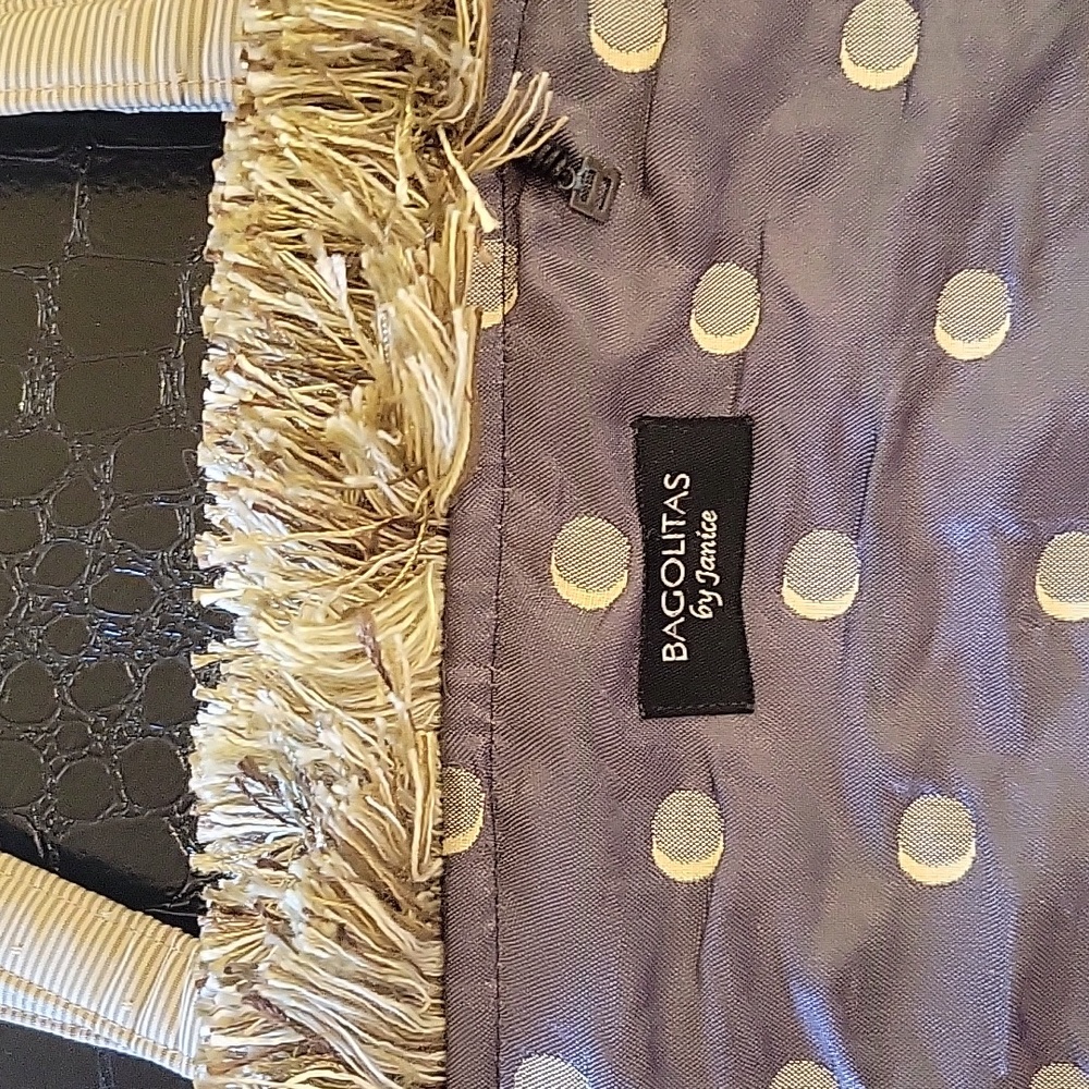 Cute bucket bag in periwinkle & beige. Edged in 2" fringe - Picture 7 of 7
